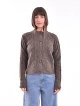 Cárdigan marrón de punto con diseño de trenzas, cuello redondo y cierre frontal con botones.