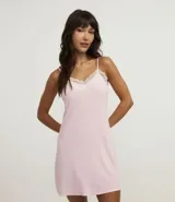 Camisón corto de tejido rib, color rosa pálido, con tirantes finos ajustables y detalle de encaje blanco en el escote.