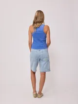 Musculosa de algodón con efecto lavado, cuello redondo y diseño ajustado al cuerpo.