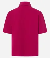 Camisa color fucsia de tejido airflow, con cuello camisero, mangas cortas con pliegues, cierre frontal con botones metalizados y bolsillos con solapa en el pecho.