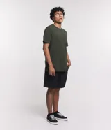 Remera básica de hombre con cuello redondo y manga corta, confeccionada en algodón con textura acanalada y corte comfort.