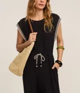 Mono largo de viscosa color negro, con cuello redondo, sisas anchas con detalle de punto y lazo en la cintura.