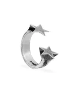 Anillo abierto de plata de ley 925 con acabado pulido brillante y diseño de dos estrellas en los extremos.