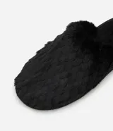 Pantuflas cerradas de mujer color beige, confeccionadas en tejido de poliéster con textura de pelos en escamas.