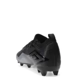 Championes de fútbol Umbro Vibe HG para hombre, diseñados para césped natural. Presentan una capellada sintética de alta resistencia en color negro con detalles degradados en gris y suela con tapones estratégicos para mayor tracción.