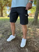 Bermuda de jean estilo cargo con bolsillos laterales con solapa y corte oversize.