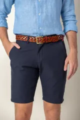 Bermuda azul marino de algodón y tencel, con corte regular, bolsillos laterales y traseros.