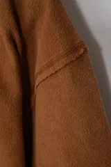 Remera de manga corta confeccionada en tejido french terry color marrón, con corte holgado y estampa frontal de una motocicleta con la palabra 'MOTORCYCLE'.