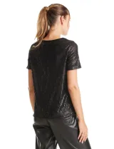 Blusa de manga corta con acabado de lentejuelas en color verde esmeralda, escote a la base y forro interno a tono.