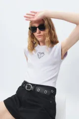 Crop top blanco de algodón, de manga corta con estampa de corazón en llamas.