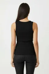 Musculosa de algodón con elastano, de corte ajustado al cuerpo y cuello redondo.