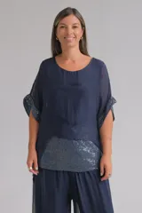 Blusa de seda azul marino con corte holgado, mangas cortas tipo kimono y detalle de lentejuelas en el ruedo y los bordes de las mangas.