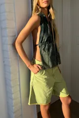 Top halter confeccionado en jean fino color verde con efecto lavado. Presenta espalda abierta y ajuste con lazos.