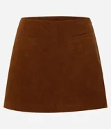 Short pollera marrón de pana con textura acanalada, bolsillos delanteros y cierre lateral con cremallera.