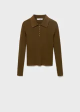 Jersey de punto fino con diseño acanalado, cuello tipo polo con cierre frontal de botones y manga larga. Presenta un corte entallado al cuerpo.