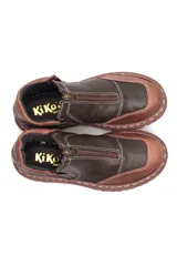 Botín de cuero marrón con cierre frontal con cremallera y suela track.