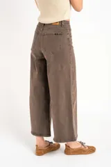 Pantalón jean de tiro alto con corte wide leg, color marrón, de diseño clásico y botamanga ancha.
