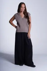 Chaleco de punto color borgoña, con diseño trenzado y escote en V.