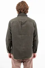 Camisa verde oliva de pana de algodón, corte recto, manga larga, cuello abotonado y bolsillo en el pecho.