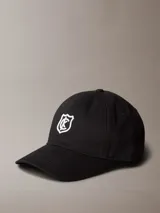 Gorra negra de algodón con logo bordado en blanco en el frente. Diseño clásico con cierre ajustable en la parte posterior.