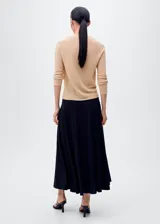 Jersey de punto de color beige metalizado, con escote en V y mangas largas con diseño raglán.
