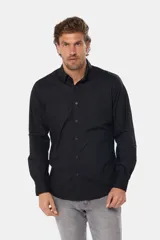 Camisa de hombre color celeste, de manga larga con presilla para enrollar, bolsillo en el pecho y confeccionada 100% en algodón.