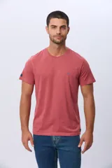 Remera lisa de manga corta y cuello redondo, color gris oscuro, de calce cómodo con pequeño logo bordado en el pecho.