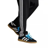 Pantalón deportivo Adidas de la selección argentina, color negro con franjas laterales blancas. Presenta el escudo de la AFA bordado en la pierna derecha y el logo de Adidas Originals en la izquierda. Cuenta con cintura elástica y ajuste cómodo.