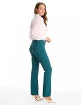 Pantalón de vestir Hope & Harlow confeccionado en crepe, de tiro alto y corte recto. Presenta una pretina con apliques laterales de ecocuero y cadena dorada decorativa.