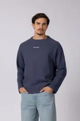Buzo de cuello redondo y manga larga con diseño de tejido tipo waffle, color azul oscuro, con pequeño logo estampado en el pecho.