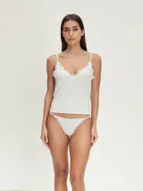 Musculosa de breteles finos con detalle de puntilla en el escote, confeccionada en tejido suave de color gris melange.