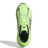 Championes Adidas color verde flúor con detalles en negro y suela blanca.