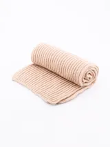 Bufanda tejida a rayas horizontales color lila.