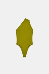 Body de tejido liso color azul claro, con escote asimétrico de un solo hombro y cierre inferior con broches a presión.