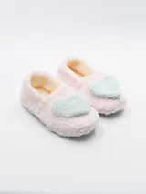 Pantuflas cerradas de tela peluda color rosa pastel, con interior beige y aplique de corazón celeste en el empeine.