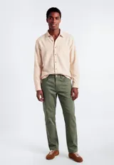 Pantalón de sarga color verde oliva, de corte ajustado, con cierre de botón y cremallera, bolsillos laterales y traseros.