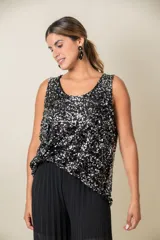 Blusa sin mangas de corte holgado, confeccionada en tela cubierta de lentejuelas negras y plateadas. Presenta escote redondo y diseño italiano.