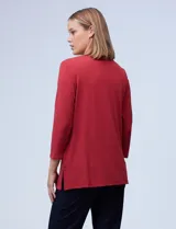 Blusa blanca de tejido elastizado marca Ruby Rd. Tiene escote redondo con aplique metálico y mangas 3/4.