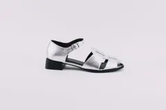 Sandalias de cuero color marrón con tiras entrecruzadas, hebilla lateral y taco cuadrado de madera.