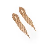 Par de caravanas doradas con strass colgantes.