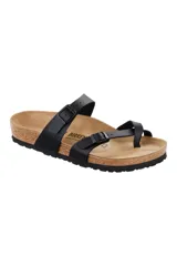 Sandalias Birkenstock Mayari con tira entre los dedos, color negro, con hebilla ajustable y plantilla anatómica de corcho y látex.