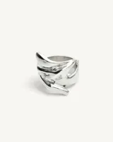 Anillo ancho escultural de plata 950, elaborado a mano con diseño orgánico y acabado brillante.