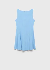 Vestido corto celestes sin mangas, con cuello barco y diseño de tablas en la falda. Cuenta con tirantes anchos, cierre de cremallera en la parte posterior y forro interior.