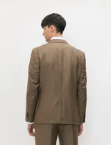 Ambo Harrington Label color negro, compuesto por saco de botonadura simple y pantalón de vestir a juego, de corte clásico y elegante.