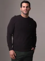 Sweater negro de algodón orgánico con cuello redondo y logo CK bordado en el pecho.