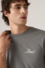 Remera gris de manga corta marca Levi's, con cuello redondo y pequeño logo bordado en el pecho.