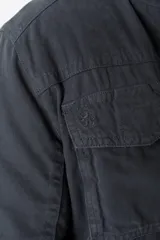 Campera de algodón color azul marino con cuello alto, cierre frontal con cremallera y botones a presión, cuatro bolsillos frontales con solapa y puños con botón.