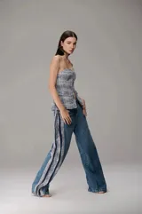 Pantalón jeans de mujer, tiro medio, con calce recto y detalle lateral de franja en tweed. Diseño urbano con bolsillos delanteros y traseros.