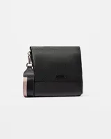 Bandolera color beige con correa ancha de tela negra con el nombre de la marca en blanco.