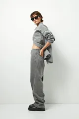 Pantalón de jean azul claro, de corte oversized y tiro bajo, con bolsillos traseros grandes.